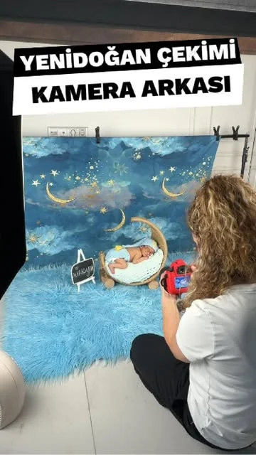 Yenidoğan çekimi kamera arkası: mavi gece temalı fonda bebek çekimi yapan fotoğrafçı