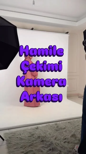 Hamile çekimi kamera arkası: beyaz fon, stüdyo ışığı, yumuşak zemin ve pembe elbise